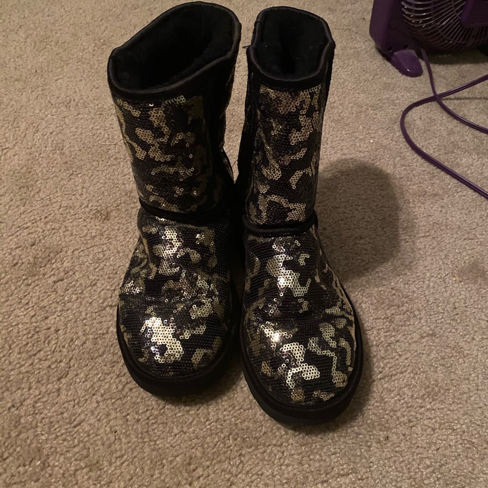 BARELY WORN UGGS